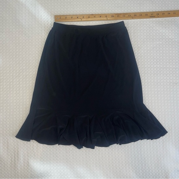WHBM. Classic Black Skirt. Sz: XS. Stretchy. Figure flattering & forgiving 💕 - Picture 10 of 12